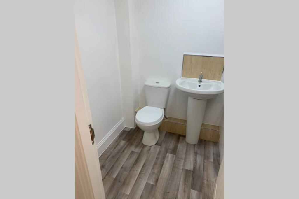 York City Centre, Recently Renovated 2 Bedroom Flat Екстериор снимка