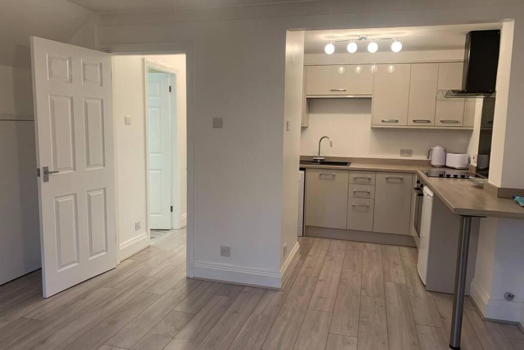 York City Centre, Recently Renovated 2 Bedroom Flat Екстериор снимка