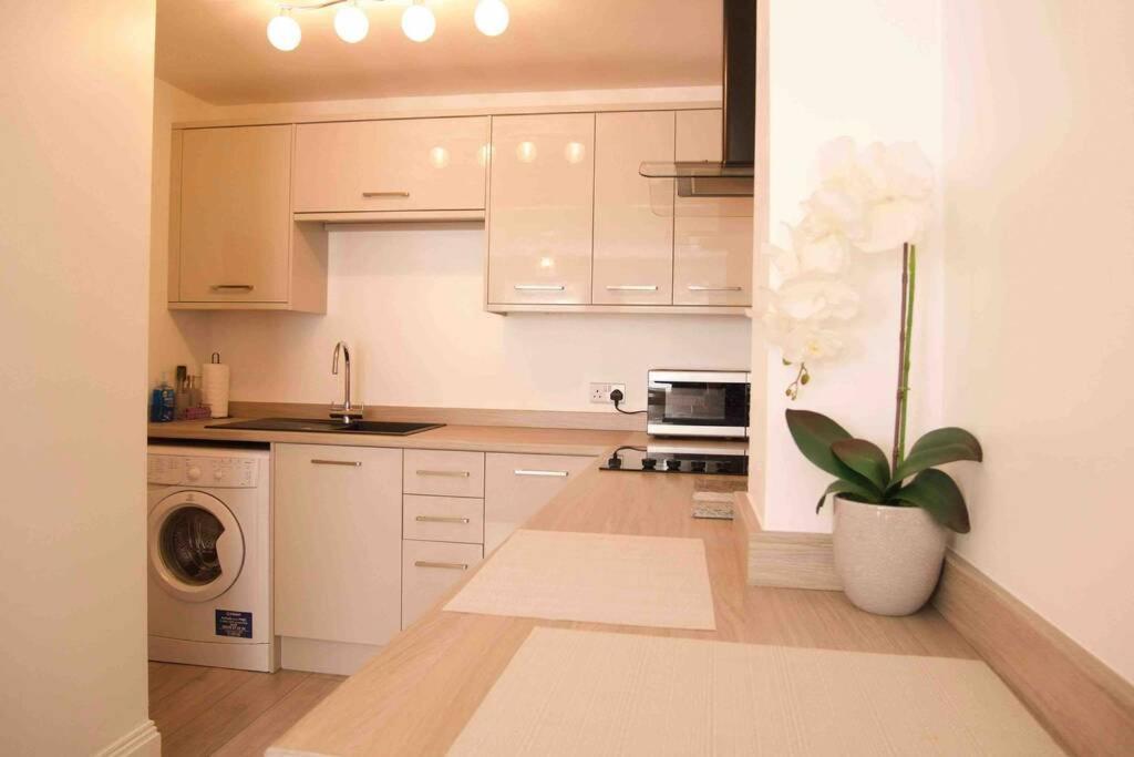 York City Centre, Recently Renovated 2 Bedroom Flat Екстериор снимка