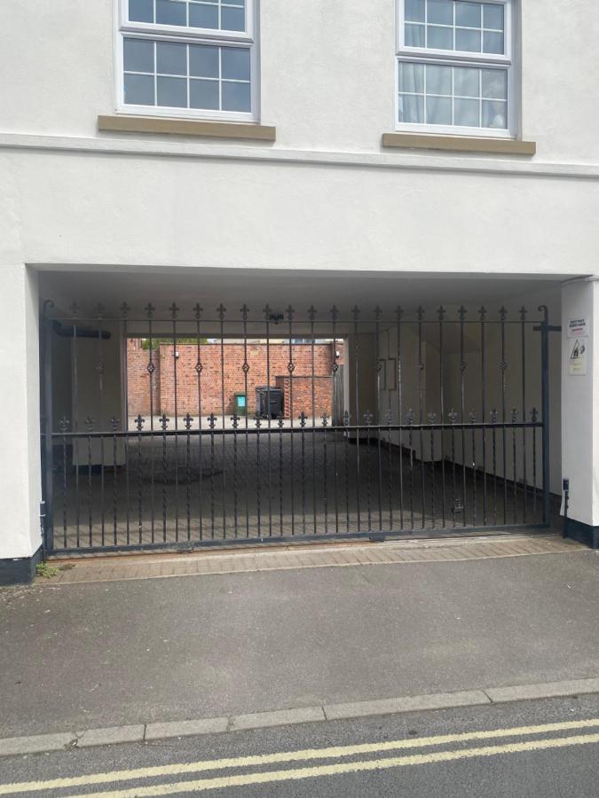 York City Centre, Recently Renovated 2 Bedroom Flat Екстериор снимка